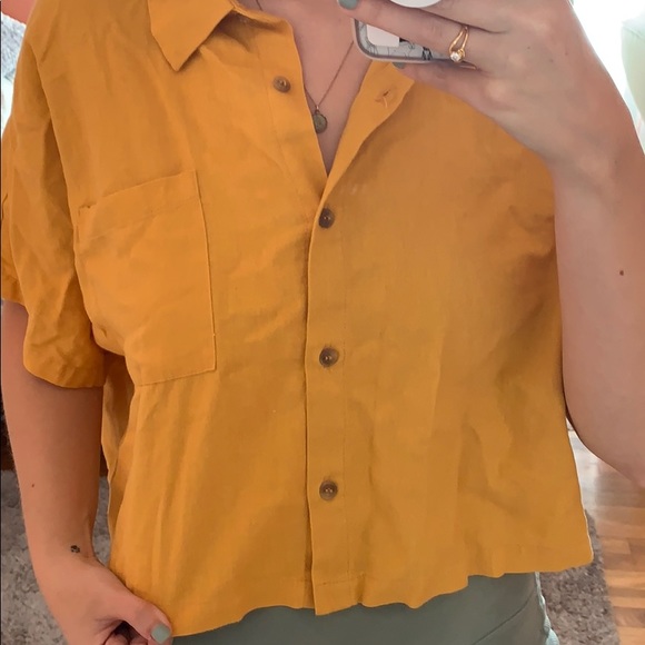 Cropped button up top - Picture 3 of 3